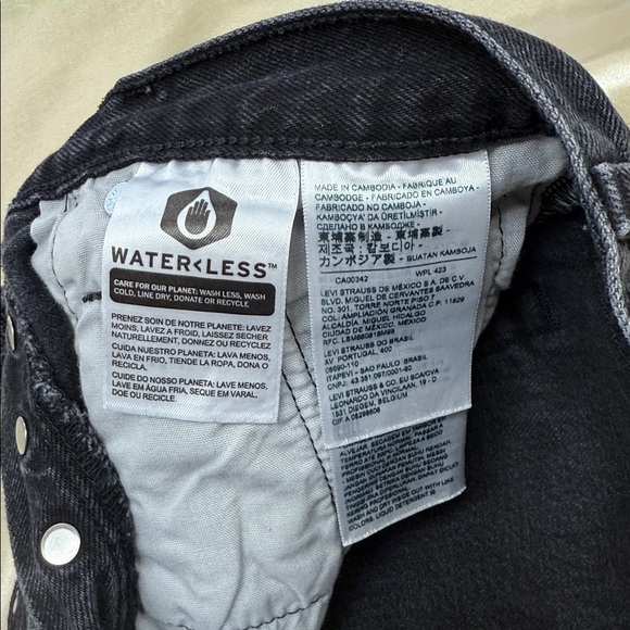 Levi's 501 Black Button Up Frayed Hem Jean Shorts Women's 24 - Picture 10 of 11